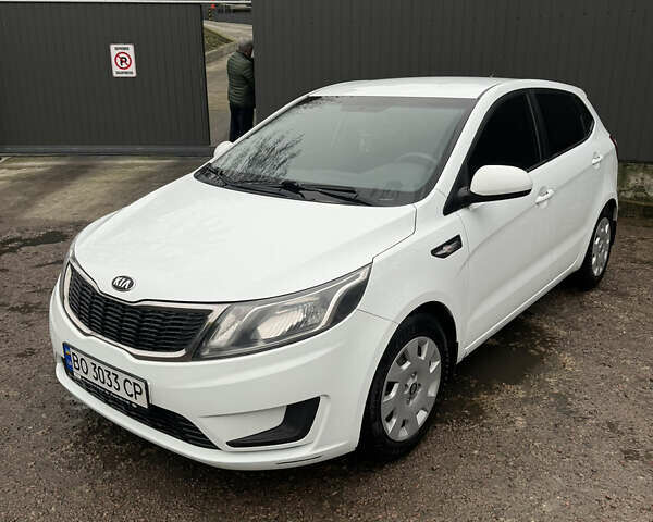 Белый Киа Рио, объемом двигателя 1.4 л и пробегом 132 тыс. км за 7500 $, фото 2 на Automoto.ua