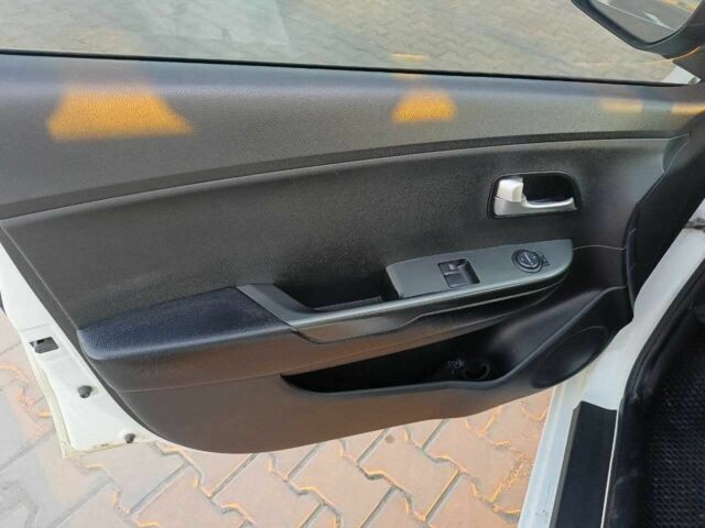 Білий Кіа Ріо, об'ємом двигуна 1.4 л та пробігом 160 тис. км за 8500 $, фото 10 на Automoto.ua