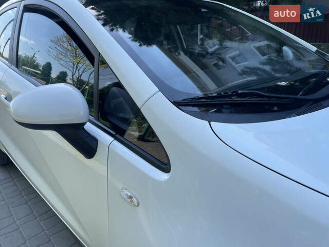Белый Киа Рио, объемом двигателя 1.3 л и пробегом 127 тыс. км за 6999 $, фото 5 на Automoto.ua