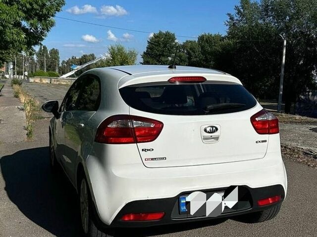 Білий Кіа Ріо, об'ємом двигуна 1.6 л та пробігом 100 тис. км за 8500 $, фото 3 на Automoto.ua
