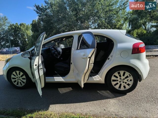 Білий Кіа Ріо, об'ємом двигуна 1.6 л та пробігом 100 тис. км за 8500 $, фото 4 на Automoto.ua