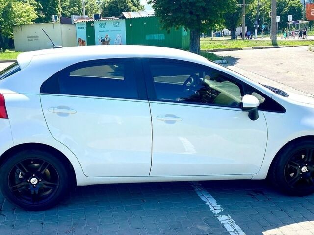 Белый Киа Рио, объемом двигателя 1.6 л и пробегом 120 тыс. км за 9000 $, фото 2 на Automoto.ua