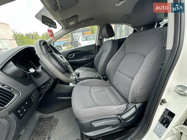 Білий Кіа Ріо, об'ємом двигуна 1.2 л та пробігом 122 тис. км за 7999 $, фото 29 на Automoto.ua