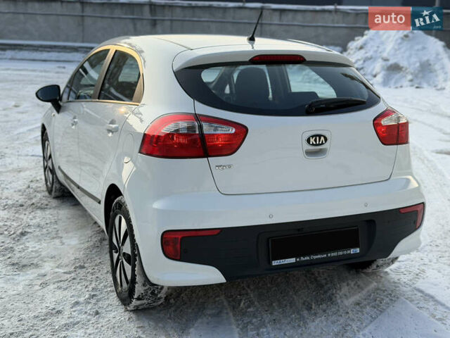 Білий Кіа Ріо, об'ємом двигуна 1.4 л та пробігом 65 тис. км за 12700 $, фото 7 на Automoto.ua