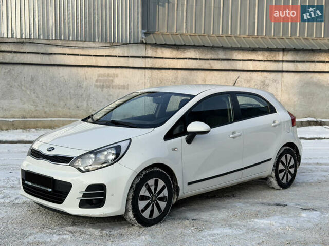 Білий Кіа Ріо, об'ємом двигуна 1.4 л та пробігом 65 тис. км за 12700 $, фото 4 на Automoto.ua