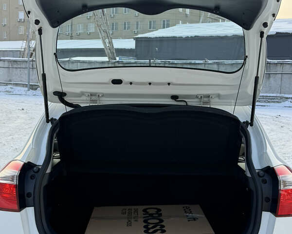 Білий Кіа Ріо, об'ємом двигуна 1.4 л та пробігом 65 тис. км за 12700 $, фото 17 на Automoto.ua