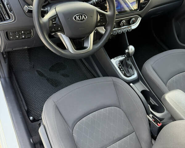 Білий Кіа Ріо, об'ємом двигуна 1.4 л та пробігом 65 тис. км за 12700 $, фото 11 на Automoto.ua