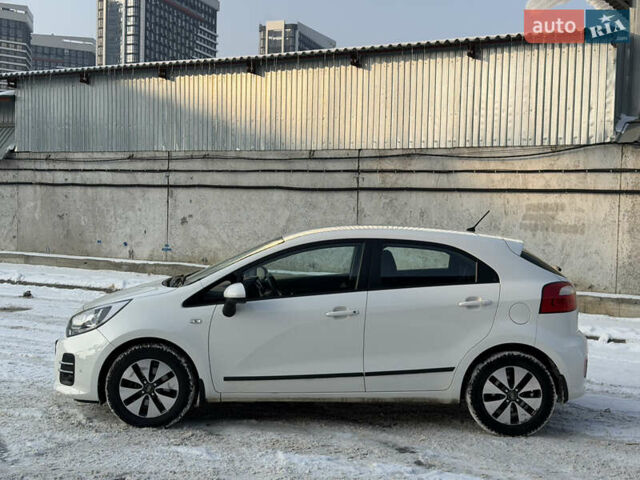 Білий Кіа Ріо, об'ємом двигуна 1.4 л та пробігом 65 тис. км за 12700 $, фото 5 на Automoto.ua