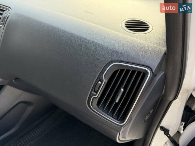 Білий Кіа Ріо, об'ємом двигуна 1.4 л та пробігом 65 тис. км за 12700 $, фото 24 на Automoto.ua