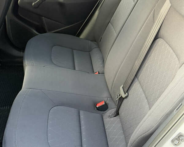 Білий Кіа Ріо, об'ємом двигуна 1.4 л та пробігом 65 тис. км за 12700 $, фото 16 на Automoto.ua