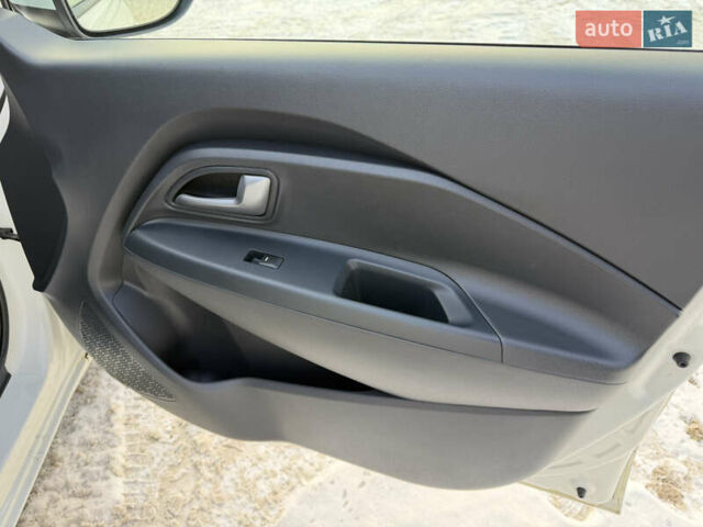 Білий Кіа Ріо, об'ємом двигуна 1.4 л та пробігом 65 тис. км за 12700 $, фото 26 на Automoto.ua