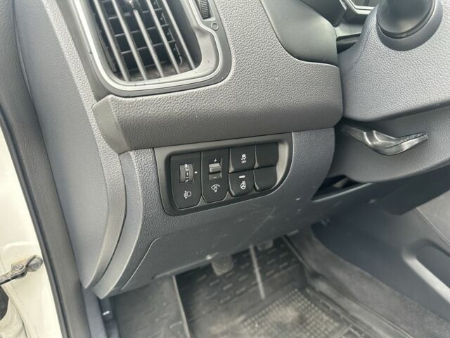 Білий Кіа Ріо, об'ємом двигуна 1.4 л та пробігом 115 тис. км за 7500 $, фото 12 на Automoto.ua