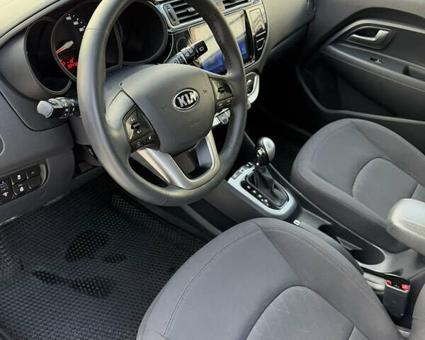 Білий Кіа Ріо, об'ємом двигуна 1.4 л та пробігом 65 тис. км за 12700 $, фото 12 на Automoto.ua
