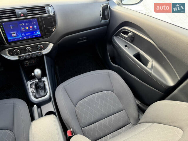 Білий Кіа Ріо, об'ємом двигуна 1.4 л та пробігом 65 тис. км за 12700 $, фото 22 на Automoto.ua
