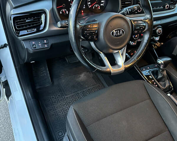 Белый Киа Рио, объемом двигателя 1.37 л и пробегом 72 тыс. км за 13300 $, фото 6 на Automoto.ua
