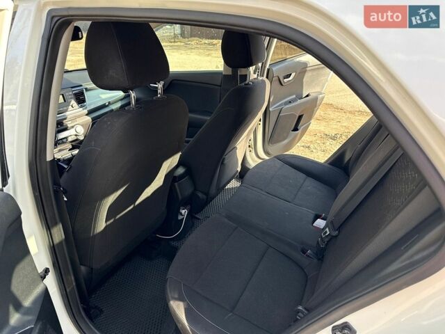 Білий Кіа Ріо, об'ємом двигуна 1.4 л та пробігом 150 тис. км за 11000 $, фото 9 на Automoto.ua