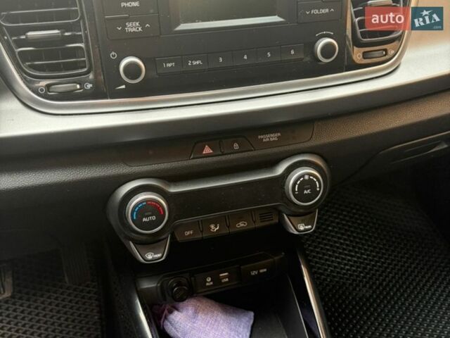 Белый Киа Рио, объемом двигателя 1.37 л и пробегом 98 тыс. км за 15000 $, фото 19 на Automoto.ua