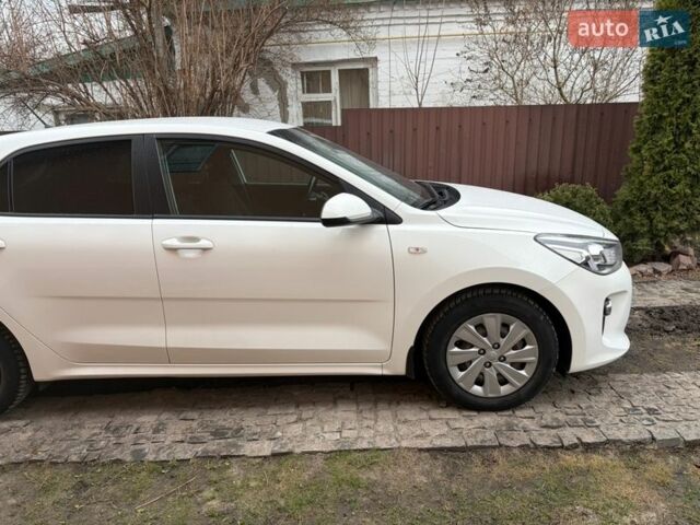 Белый Киа Рио, объемом двигателя 1.37 л и пробегом 98 тыс. км за 15000 $, фото 3 на Automoto.ua