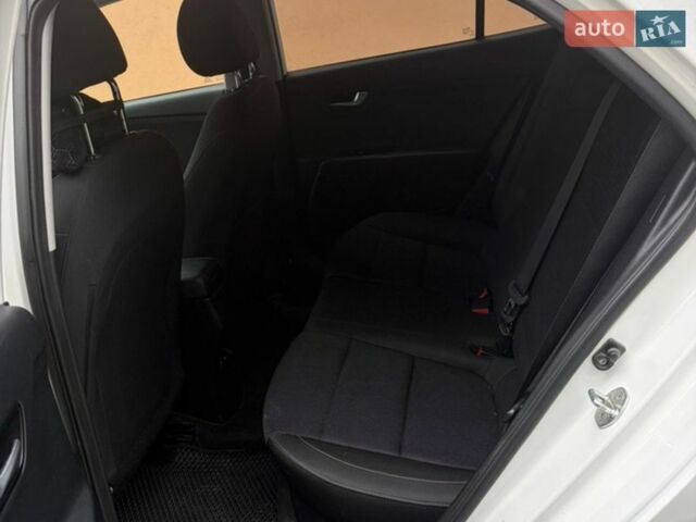 Белый Киа Рио, объемом двигателя 1.37 л и пробегом 98 тыс. км за 15000 $, фото 16 на Automoto.ua