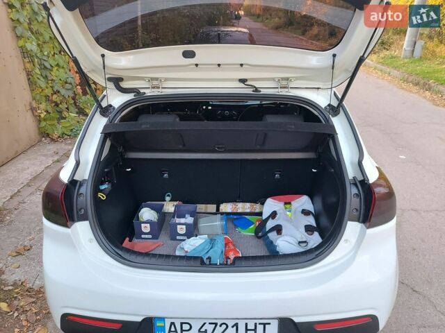 Білий Кіа Ріо, об'ємом двигуна 1.2 л та пробігом 136 тис. км за 9999 $, фото 18 на Automoto.ua
