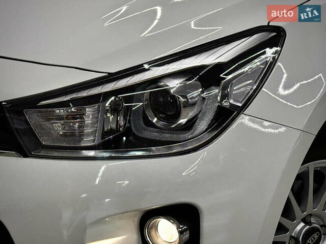 Білий Кіа Ріо, об'ємом двигуна 1.4 л та пробігом 65 тис. км за 12499 $, фото 2 на Automoto.ua