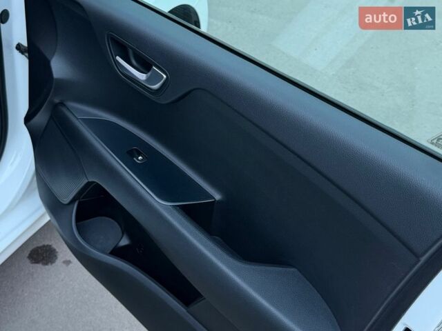Білий Кіа Ріо, об'ємом двигуна 1.4 л та пробігом 89 тис. км за 13400 $, фото 34 на Automoto.ua