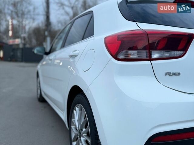Білий Кіа Ріо, об'ємом двигуна 1.4 л та пробігом 89 тис. км за 13400 $, фото 8 на Automoto.ua