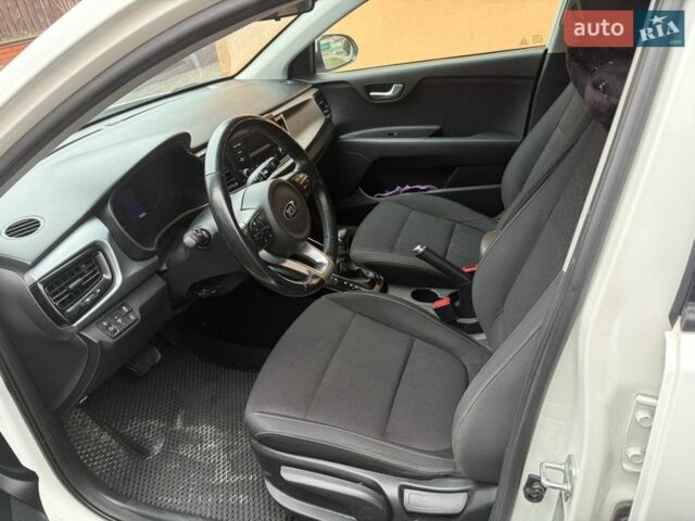 Белый Киа Рио, объемом двигателя 1.37 л и пробегом 98 тыс. км за 15000 $, фото 15 на Automoto.ua