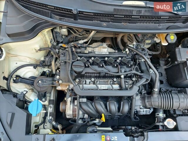 Білий Кіа Ріо, об'ємом двигуна 1.2 л та пробігом 136 тис. км за 9999 $, фото 10 на Automoto.ua
