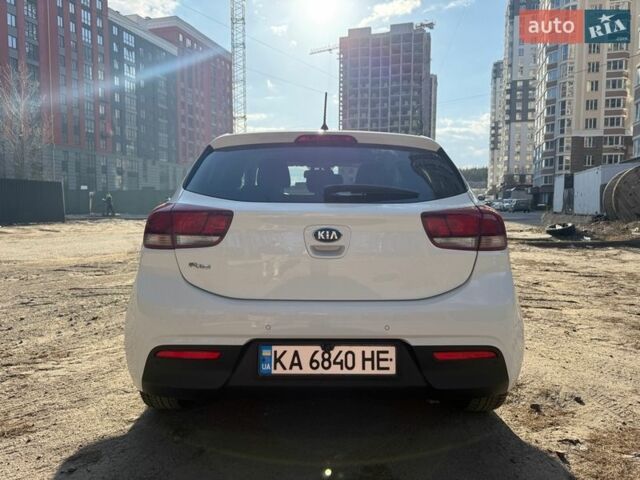 Белый Киа Рио, объемом двигателя 1.4 л и пробегом 138 тыс. км за 12000 $, фото 2 на Automoto.ua