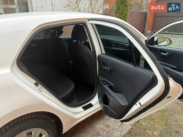 Белый Киа Рио, объемом двигателя 1.37 л и пробегом 98 тыс. км за 15000 $, фото 11 на Automoto.ua