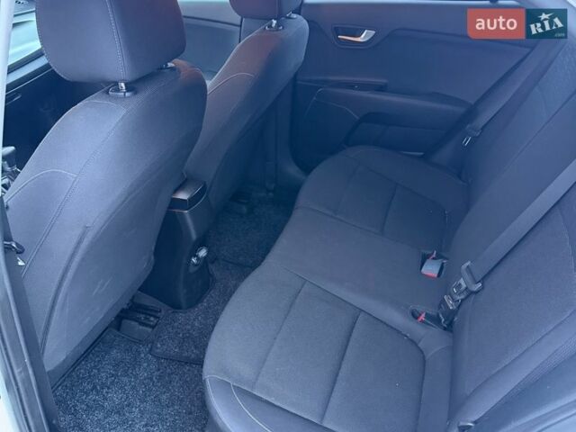 Білий Кіа Ріо, об'ємом двигуна 1.4 л та пробігом 89 тис. км за 13400 $, фото 25 на Automoto.ua
