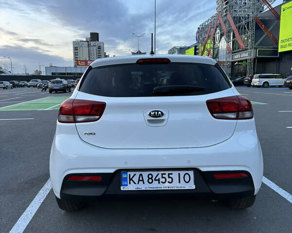 Белый Киа Рио, объемом двигателя 1.37 л и пробегом 72 тыс. км за 13300 $, фото 2 на Automoto.ua