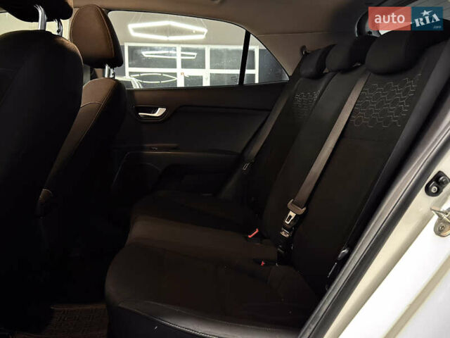 Білий Кіа Ріо, об'ємом двигуна 1.4 л та пробігом 65 тис. км за 12499 $, фото 11 на Automoto.ua