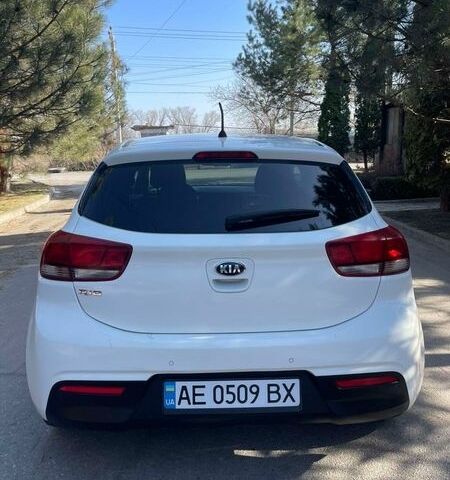 Белый Киа Рио, объемом двигателя 1.4 л и пробегом 193 тыс. км за 8000 $, фото 1 на Automoto.ua