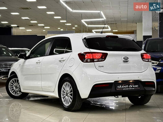 Білий Кіа Ріо, об'ємом двигуна 1.4 л та пробігом 65 тис. км за 12499 $, фото 4 на Automoto.ua