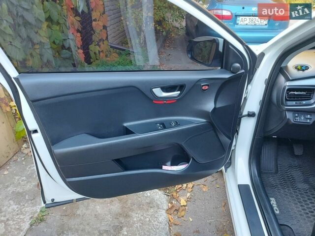 Білий Кіа Ріо, об'ємом двигуна 1.2 л та пробігом 136 тис. км за 9999 $, фото 5 на Automoto.ua