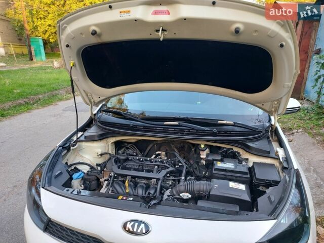 Білий Кіа Ріо, об'ємом двигуна 1.2 л та пробігом 136 тис. км за 9999 $, фото 12 на Automoto.ua