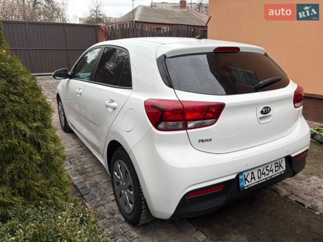 Белый Киа Рио, объемом двигателя 1.37 л и пробегом 98 тыс. км за 13000 $, фото 5 на Automoto.ua