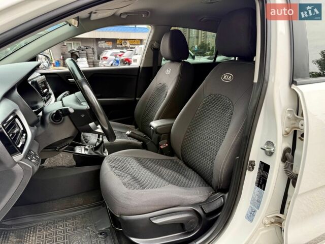 Білий Кіа Ріо, об'ємом двигуна 1.25 л та пробігом 69 тис. км за 9900 $, фото 6 на Automoto.ua