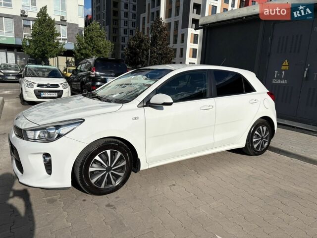 Белый Киа Рио, объемом двигателя 1.37 л и пробегом 150 тыс. км за 11000 $, фото 2 на Automoto.ua
