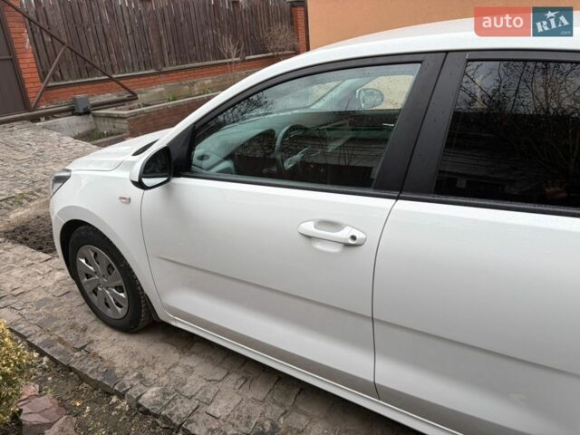 Белый Киа Рио, объемом двигателя 1.37 л и пробегом 98 тыс. км за 13000 $, фото 6 на Automoto.ua