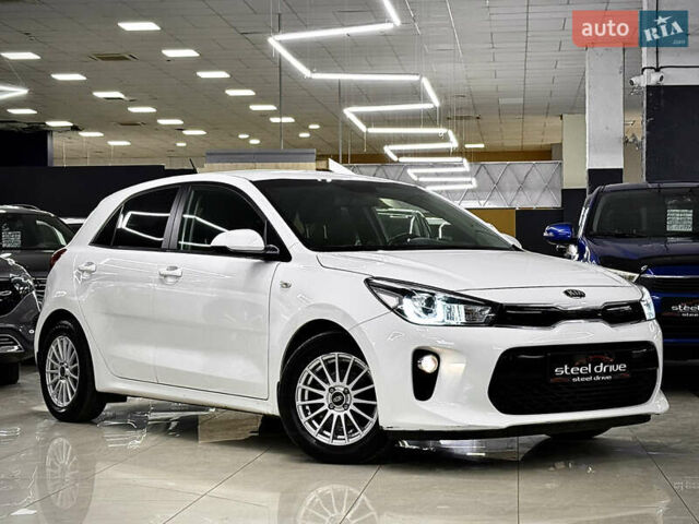 Білий Кіа Ріо, об'ємом двигуна 1.4 л та пробігом 65 тис. км за 12499 $, фото 8 на Automoto.ua