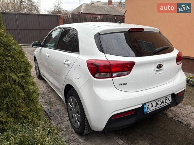 Белый Киа Рио, объемом двигателя 1.37 л и пробегом 98 тыс. км за 13500 $, фото 5 на Automoto.ua