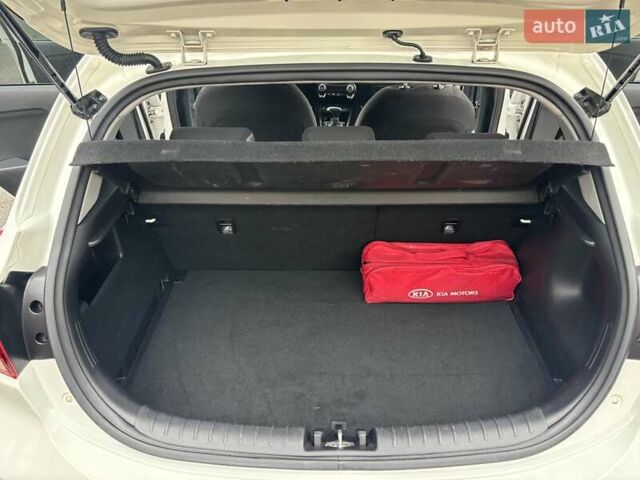 Белый Киа Рио, объемом двигателя 1.37 л и пробегом 40 тыс. км за 13990 $, фото 12 на Automoto.ua