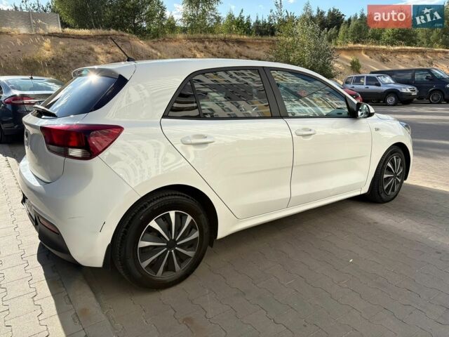 Белый Киа Рио, объемом двигателя 1.37 л и пробегом 150 тыс. км за 11000 $, фото 8 на Automoto.ua