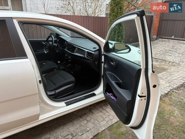Белый Киа Рио, объемом двигателя 1.37 л и пробегом 98 тыс. км за 15000 $, фото 10 на Automoto.ua