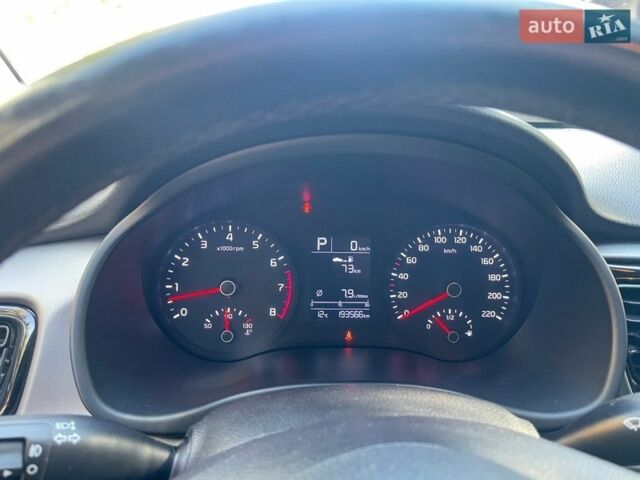 Белый Киа Рио, объемом двигателя 1.4 л и пробегом 193 тыс. км за 8000 $, фото 7 на Automoto.ua