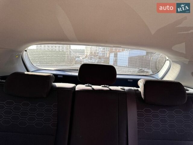 Белый Киа Рио, объемом двигателя 1.4 л и пробегом 138 тыс. км за 12000 $, фото 6 на Automoto.ua