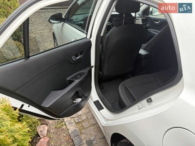 Белый Киа Рио, объемом двигателя 1.37 л и пробегом 98 тыс. км за 13500 $, фото 12 на Automoto.ua